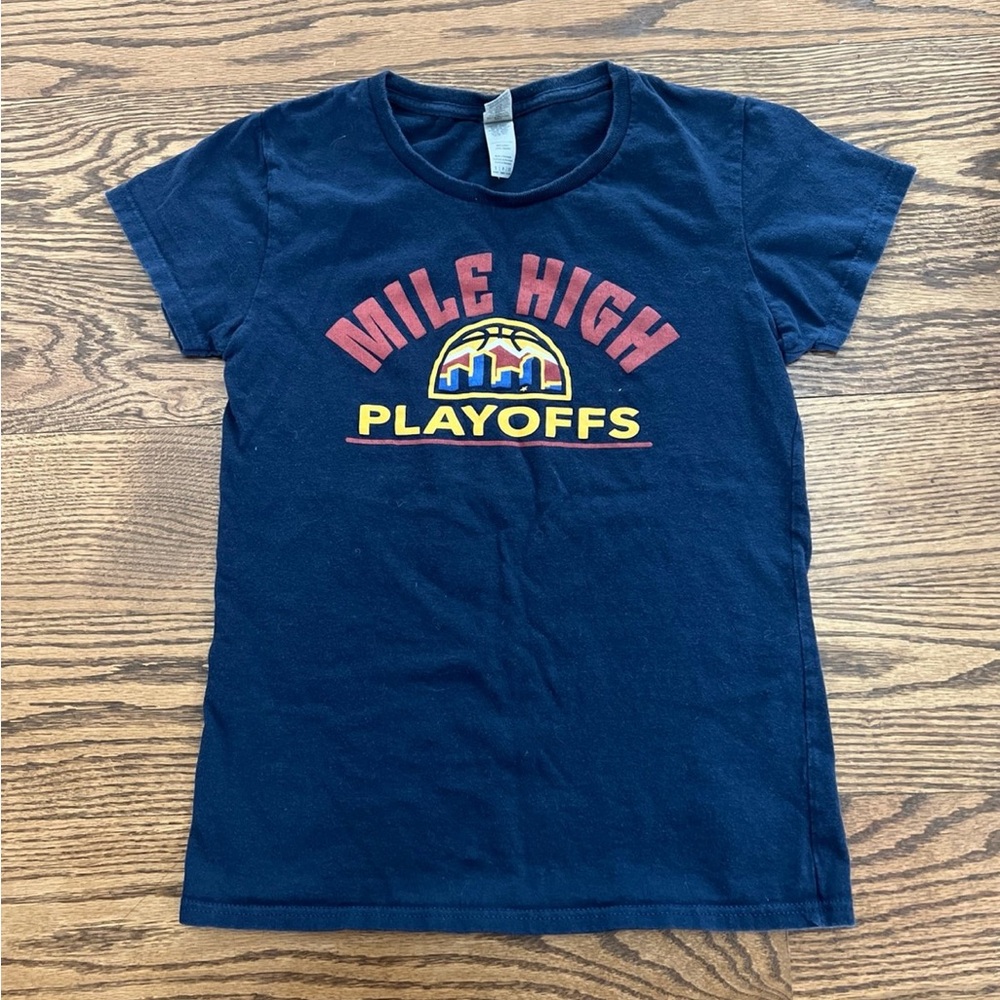 ❤️3/$20❤️ Women’s small Denver nuggets t-shirt
